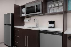 Kuchyň nebo kuchyňský kout v ubytování Home2 Suites By Hilton Laredo North
