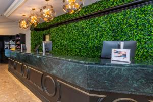 ガティノーにあるChateau Cartier Hotel & Resort Ascend Hotel Collectionの緑の壁