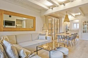 A seating area at Luderna - Casa con jardín Bedrera