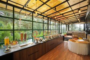 Nápoje v ubytování Areva Inn Plantation Resort Munnar with Pool by VOYE HOMES