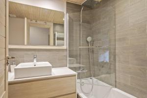A bathroom at Luderna - Apartamento Val de Ruda B22 Tuc Ermer Még 11 kép