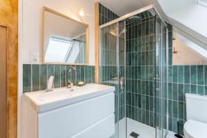 a bathroom with a sink and a toilet at Maison Valérie à 1km plage in Trégunc
