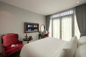 TV a/nebo společenská místnost v ubytování Serene Central Hotel