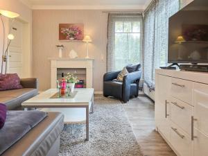 una sala de estar con un sofá y una mesa en Seestern, en Prerow