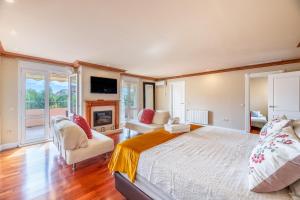 A bed or beds in a room at Benalmádena Coast Villa Még 19 kép