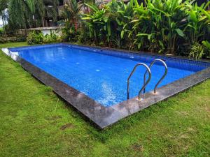 Piscina di Pednekar's House, 1BHK with pool by SneekoStays o nelle vicinanze