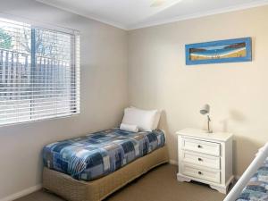 Letto o letti in una camera di Unit 24 - Avoca Palms Resort