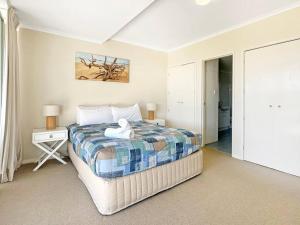 Letto o letti in una camera di Unit 24 - Avoca Palms Resort
