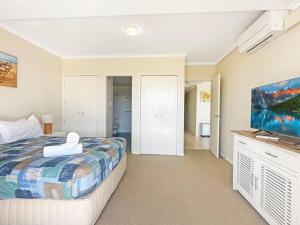 Letto o letti in una camera di Unit 24 - Avoca Palms Resort