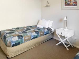 Letto o letti in una camera di Unit 24 - Avoca Palms Resort
