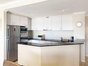 Cucina o angolo cottura di Unit 24 - Avoca Palms Resort