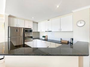 Cucina o angolo cottura di Unit 24 - Avoca Palms Resort
