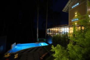 Bazén v ubytování Areva Inn Plantation Resort Munnar with Pool by VOYE HOMES nebo v jeho okolí