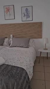 Un pat sau paturi într-o cameră la Apartamento Masa Madre, con merendero