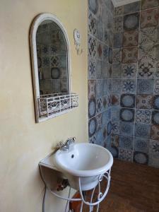 bagno con lavandino e specchio a parete di 34onfifth a Port Elizabeth