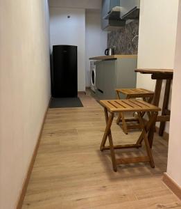 eine Küche mit Tisch und Stühlen in einem Zimmer in der Unterkunft Milano underground in Mailand