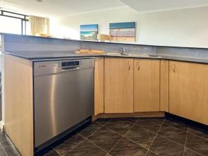 Unit 32 - Avoca Palms Resort的厨房或小厨房