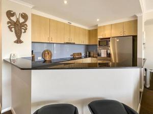 Unit 32 - Avoca Palms Resort的厨房或小厨房