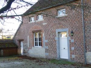 Ramillies尚特兰乡村民宿的砖屋,有白色的门和窗户