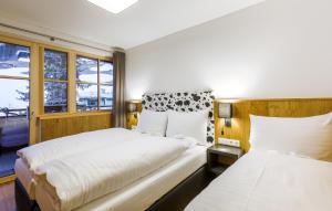 Łóżko lub łóżka w pokoju w obiekcie Bolodges Apartments by Alpin Rentals