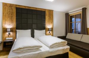 Łóżko lub łóżka w pokoju w obiekcie Bolodges Apartments by Alpin Rentals