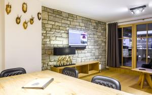 Telewizja i/lub zestaw kina domowego w obiekcie Bolodges Apartments by Alpin Rentals