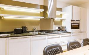 Kuchnia lub aneks kuchenny w obiekcie Bolodges Apartments by Alpin Rentals