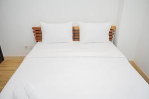 Ένα ή περισσότερα κρεβάτια σε δωμάτιο στο Cozy and Spacious 1BR Apartment at Branz BSD City By Travelio