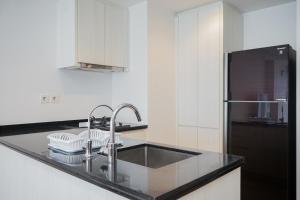Η κουζίνα ή μικρή κουζίνα στο Cozy and Spacious 1BR Apartment at Branz BSD City By Travelio