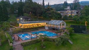 Bazén v ubytování Lembang Asri Resort nebo v jeho okolí