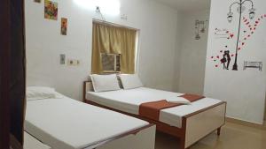 En eller flere senger på et rom på Rajkumar GuestHouse + 3 bilder