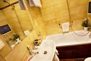 Koupelna v ubytování Danubia Gate Hotel
