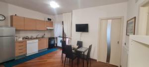 Η κουζίνα ή μικρή κουζίνα στο Salute Apartments +37 φωτογραφίες