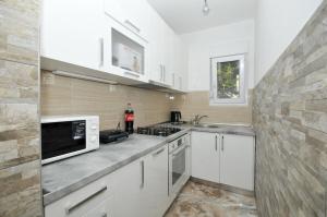 Kuchyňa alebo kuchynka v ubytovaní Apartments Ivica