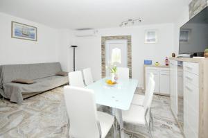 Kuchyňa alebo kuchynka v ubytovaní Apartments Ivica