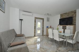 Televízia a/alebo spoločenská miestnosť v ubytovaní Apartments Ivica