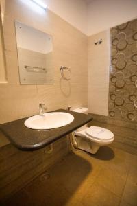 Koupelna v ubytování SAARAL RESORTS & HOTELS PVT Ltd