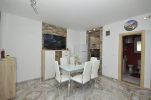Televízia a/alebo spoločenská miestnosť v ubytovaní Apartments Ivica