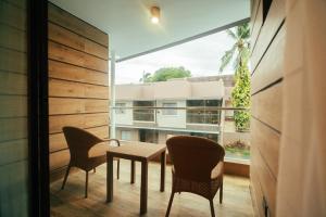 uma sala com uma mesa e cadeiras na varanda em Alona by Jpark Island Resort em Panglao City