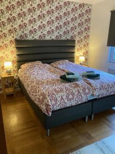 Postel nebo postele na pokoji v ubytování Ta det lugnt