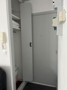 une porte ouverte sur un placard dans une pièce dans l'établissement Au calme Proche centre ville, jardin et commodités, à Bourges