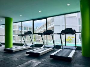 Fitness centrum a/nebo fitness zařízení v ubytování The Regent Bangtao by RESAVA
