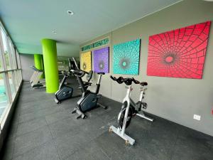 Fitness centrum a/nebo fitness zařízení v ubytování The Regent Bangtao by RESAVA