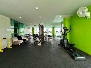 Fitness centrum a/nebo fitness zařízení v ubytování The Regent Bangtao by RESAVA