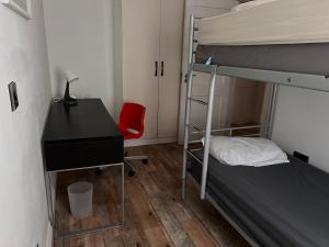 ein Schlafzimmer mit Etagenbett und Schreibtisch in der Unterkunft Family friendly house in Purley