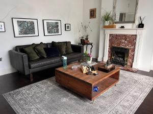 ein Wohnzimmer mit einer Couch und einem Couchtisch in der Unterkunft Family friendly house in Purley