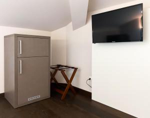 A television and/or entertainment centre at Le Stanze di Gianmarmo - Via di Mezzo