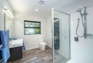un baño con ducha y WC en Private Escape, en Martinborough 20 fotos más