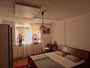 una camera con un letto e una camera con una finestra di Apartment ML FREE PARKING a Loče pri Poljčanah