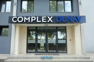 鲁塞Комплекс Дунав的一栋建筑的标志上写着“复杂的 Drupal”